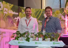 Thomas Peters (Grodan) and Roy Schoenmakers (Grodan) make work of growing strawberries on substrate
